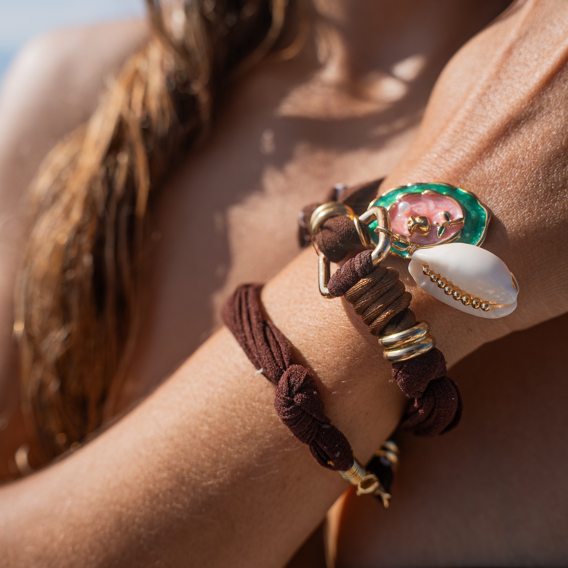 Bracelet brun et coquillage doré