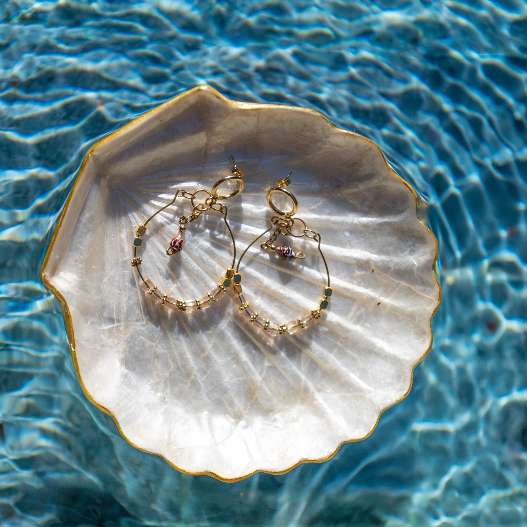Créoles dorées et coquillage